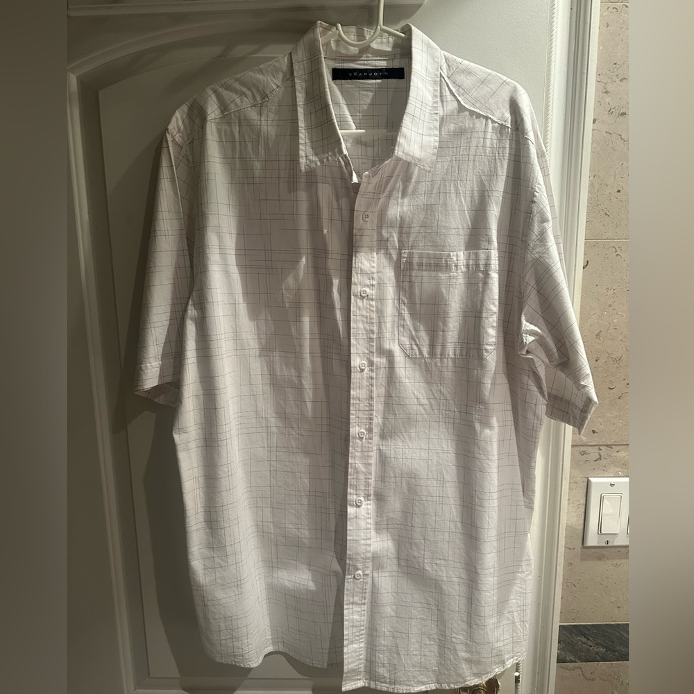 Men’s Sean John short sleeve Button Down Shirt. NWOT. Never Worn. Only tried on.